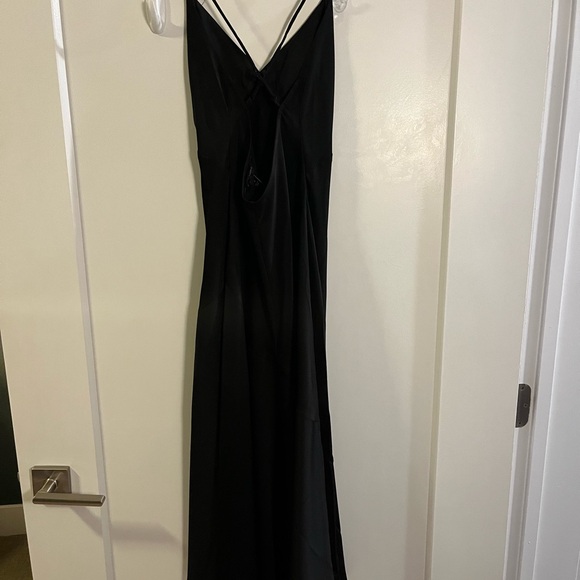 Elegant Black Evening Dress - Picture 4 of 4